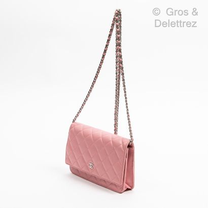 CHANEN Year 2011

Wallet on chain" bag 19 cm in pink lambskin leather, inside card...