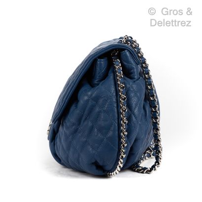 CHANEL Circa 2011

33 cm bag in denim blue lambskin embellished with a coordinated...