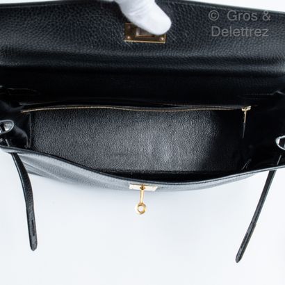 HERMÈS Paris made in France Year 1995

Kelly Retourné" bag 35 cm in black Togo calfskin,...