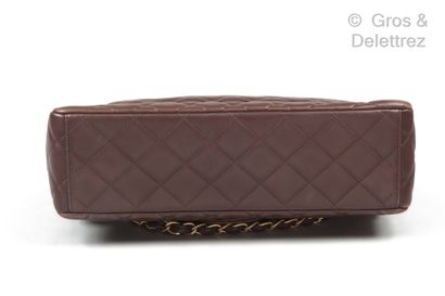 CHANEL Circa 2010

Maxi Jumbo" bag 32 cm in cocoa quilted lambskin leather, "CC"...