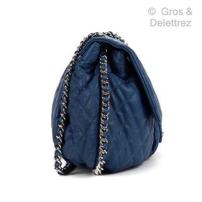 CHANEL Circa 2011

33 cm bag in denim blue lambskin embellished with a coordinated...