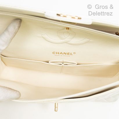 CHANEL Year 2004

Classic" bag 25 cm in white quilted lambskin leather, gold metal...
