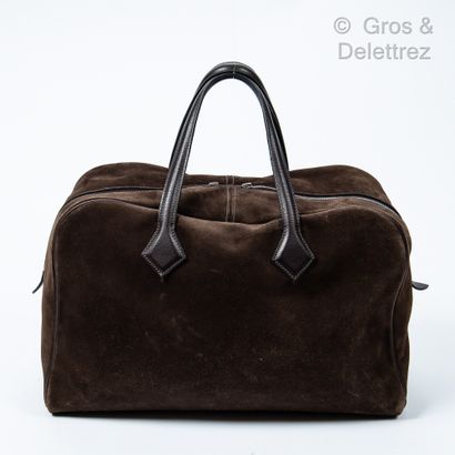 HERMÈS Paris made in France Year 2010

Brown suede "Victoria" travel bag, double...