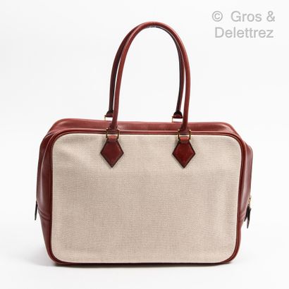 HERMÈS Paris made in France Year 2002

Bag " Plume " 32 cm in beige canvas and burgundy...