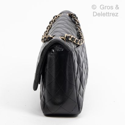 CHANEL Année 2012

Sac « Jumbo » en cuir agneau matelassé noir, fermoir « CC » en...