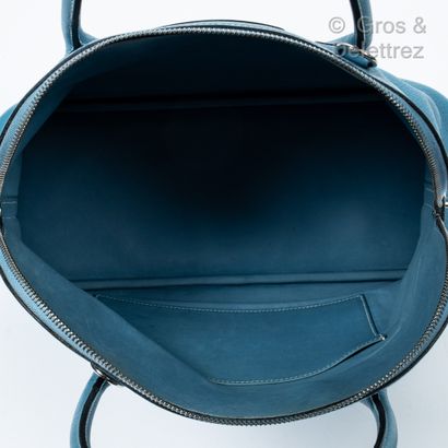 HERMÈS Paris made in France Year 2002

Bag " Bolide " 35 cm in blue jean Clémence...