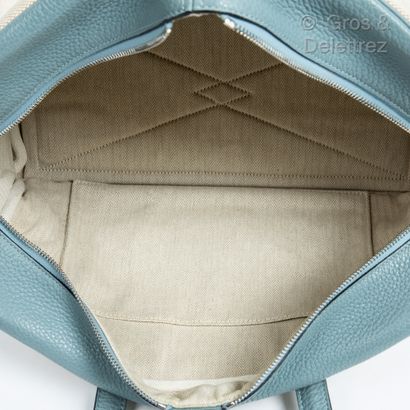 HERMÈS Paris made in France Year 2009

Victoria" bag 35 cm in beige canvas and blue...