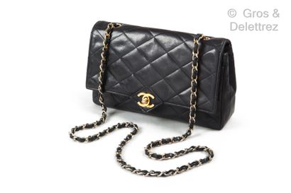 CHANEL par Karl LAGERFELD Circa 1987

Coco" bag 23 cm in black quilted lambskin leather,...