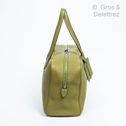 HERMÈS Paris made in France 2008

Sac « Victoria » 36 cm en veau Togo vert anis,...