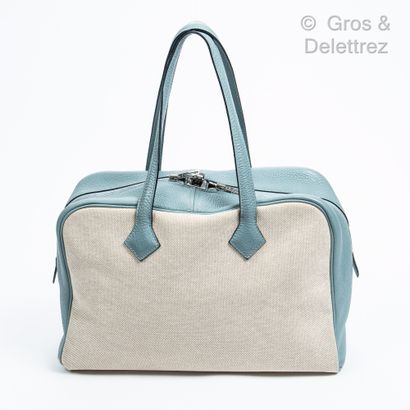 HERMÈS Paris made in France Year 2009

Victoria" bag 35 cm in beige canvas and blue...