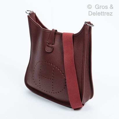 HERMÈS Paris made in France Year 2002 
Bag " Evelyne " 29 cm in burgundy Togo leather,...