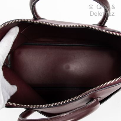 HERMÈS Paris made in France Year 2008

Bolide" bag 30 cm in plum Swift, double zip,...