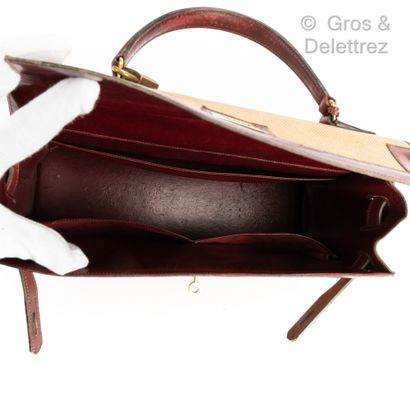 HERMES Paris Sac « Kelly Sellier » en toile H chiné beige et cuir box bordeaux, attaches...