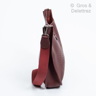 HERMÈS Paris made in France Year 2002

Bag " Evelyne " 29 cm in burgundy Togo leather,...