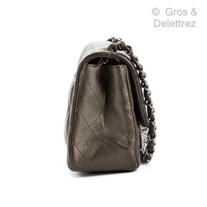 CHANEL Circa 2012

Sac « Mini Timeless » 16 cm en cuir agneau matelassé gris argenté,...