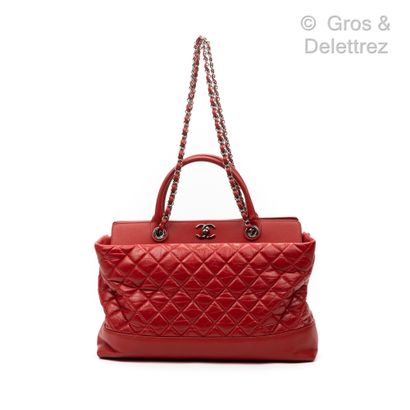 CHANEL Circa 2011

38 cm tote bag in aged lambskin leather, partially quilted in...