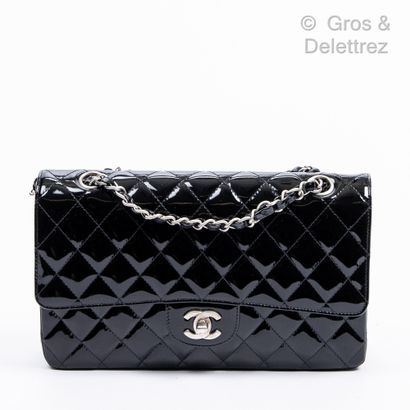 CHANEL Year 2002 
Classic" bag in black quilted patent leather, "CC" clasp in silver...