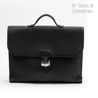 HERMÈS Paris made in France Année 2008

Sac à dépêches en veau Togo noir 39 cm à...