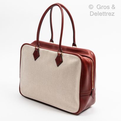 HERMÈS Paris made in France Year 2002

Bag " Plume " 32 cm in beige canvas and burgundy...