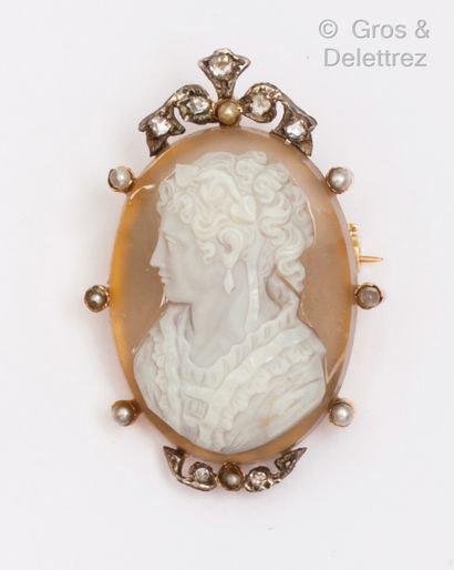 A yellow gold brooch with a cameo on agate...
