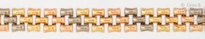 null Bracelet articulé en or de trois couleurs à décor de bambou. Longueur : 19 cm....