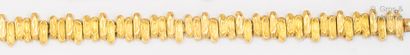 Bracelet souple en or jaune, composé de bâtonnets...