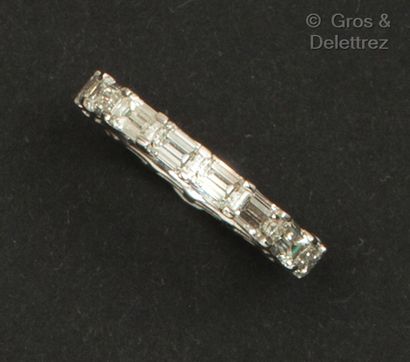 null Alliance en or gris, partiellement sertie de diamants baguettes. Tour de doigt :...