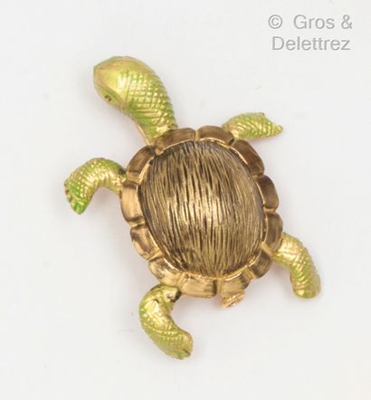 null Turtle" brooch in yellow gold partially enamelled green. Dimensions: 3 x 2.4...