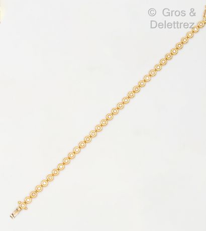null Bracelet souple en or jaune, entièrement serti de diamants taillés en brillant...