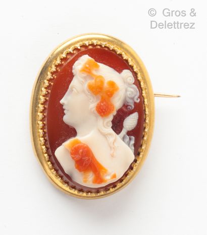 null A yellow gold brooch with a cameo on carnelian representing a Bacchanthe. Size...