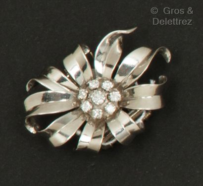 null Flower" brooch in white gold, composed of ribbon forming the motif, the pistil...