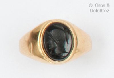 null Yellow gold "Chevalière" ring, set with an intaglio on onyx representing a warrior....