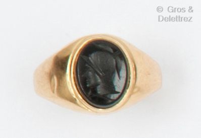 null Bague « Chevalière » en or jaune, ornée d’une intaille sur onyx représentant...