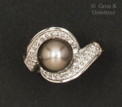 null White gold ring with a diamond-paved ribbon design holding a grey Tahitian pearl....