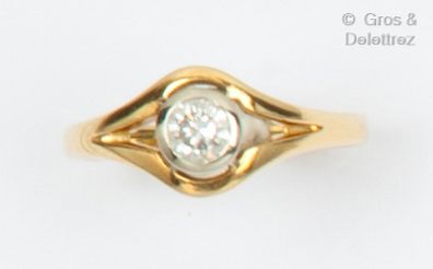 null Yellow gold ring, holding a brilliant-cut diamond measuring approximately 0.20...