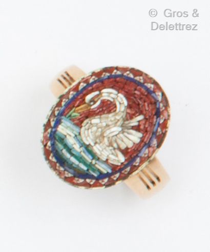 null Yellow gold and silver ring, decorated with a micro-mosaic of a swan. Finger...