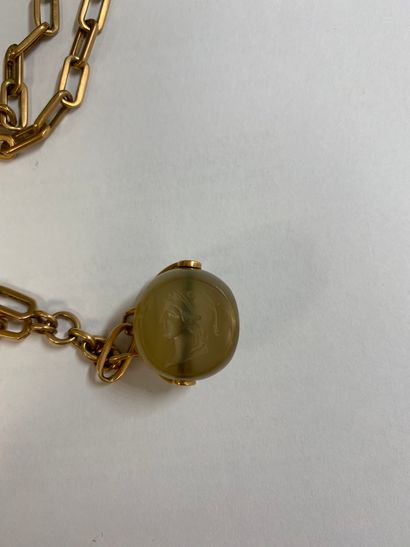 null Yellow gold watch chain, holding a mobile faceted agate chiseled with emperors'...
