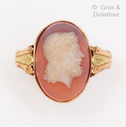 null Yellow and pink gold ring, with a cameo on agate representing a bearded man....