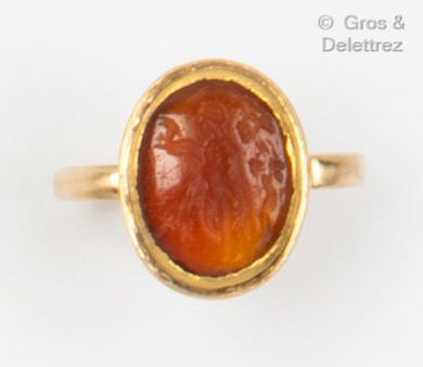 null Yellow gold ring set with an intaglio on agate representing a standing figure....