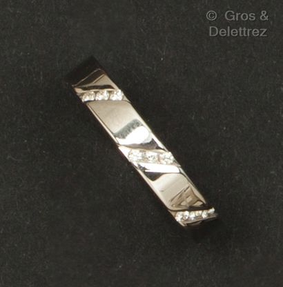 null Alliance en or gris, sertie de quatre lignes de diamants taillés en brillant....