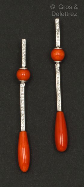 null Paire de pendants d’oreilles en or gris, ornés chacun de perles de corail et...