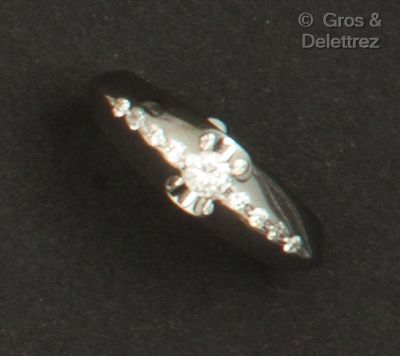 null Bague « Jonc » en or gris, ornée d’un diamant taillé en brillant épaulé de chutes...