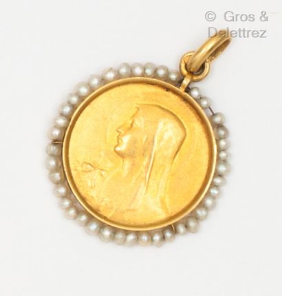 Médaille de la Vierge en or jaune entourée...