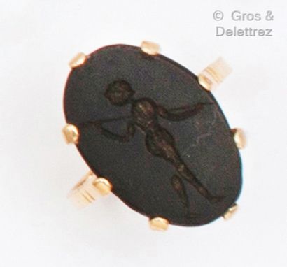 null Yellow gold ring, set with an intaglio engraved with a figure holding a spear....