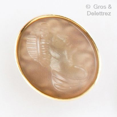  Yellow gold ring set with an intaglio on agate representing the profile of a man....