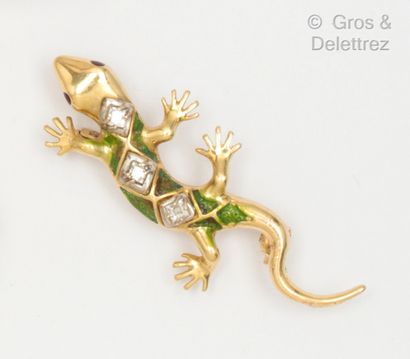 null Broche « Lézard » en or jaune, le corps souligné d’émail vert et sertie de pierres....