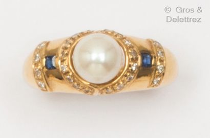 null Yellow gold ring set with a cultured pearl, brilliant-cut diamonds and two calibrated...