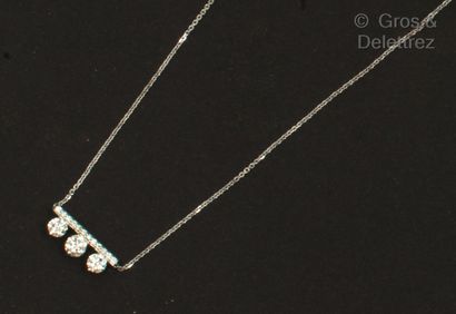 null Chaîne en or gris, ornée d’une barrette mobile soulignée de trois diamants taillés...