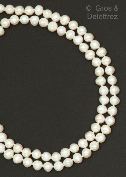  Sautoir composé d’un rang de perles de culture, le fermoir formant une perle à cliquet...