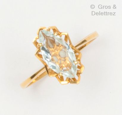 null Yellow gold ring set with a navette-shaped aquamarine. Finger size : 54. Gross...